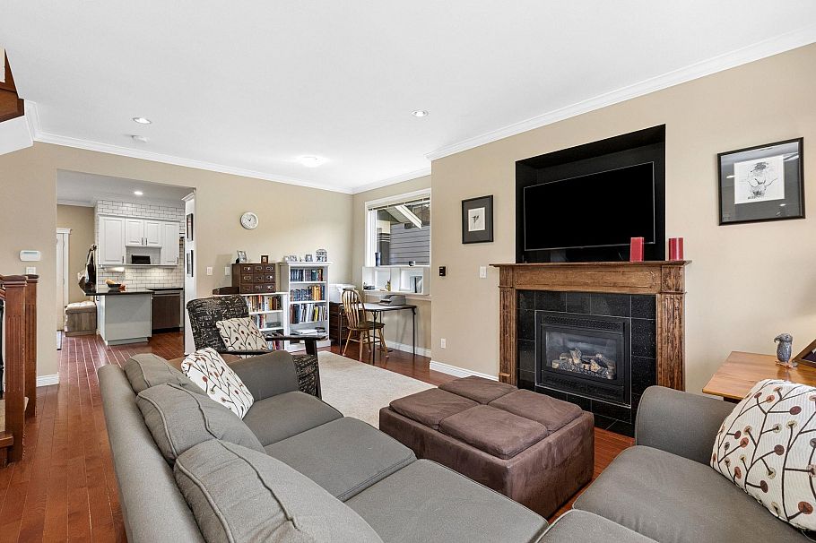 250 E 17th Street North Vancouver, BC - 11