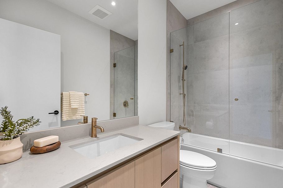 1 2425 Kitchener Street Vancouver, BC - 21