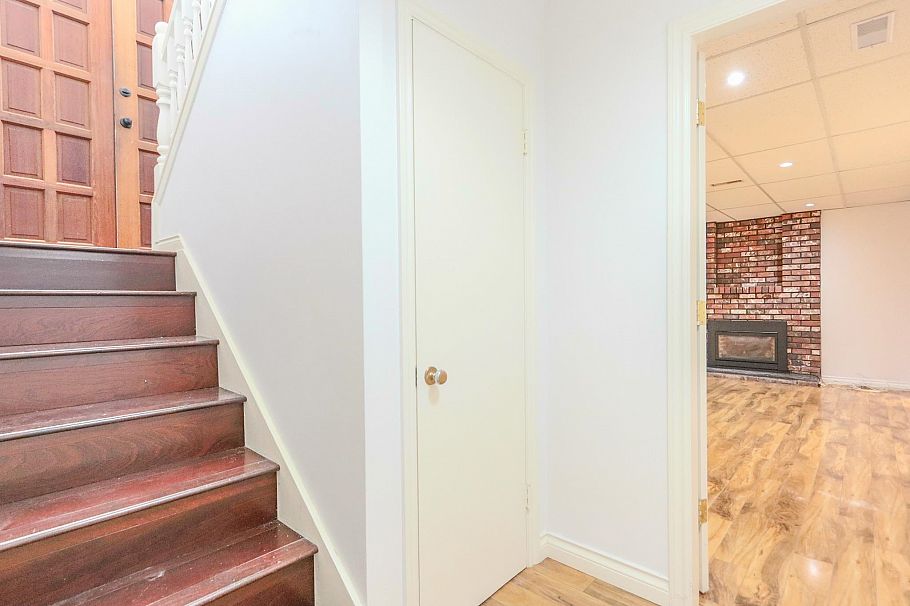 1352 E 16th Street North Vancouver, BC - 31