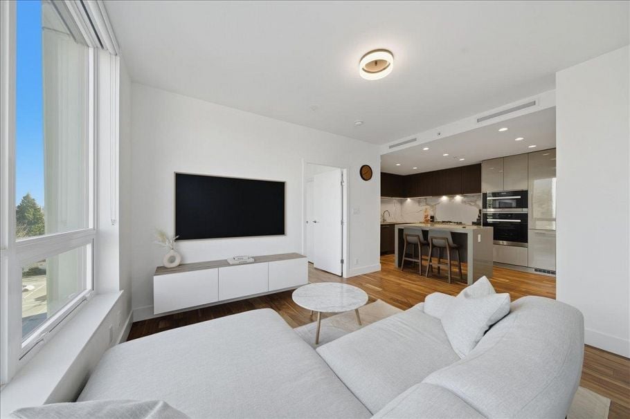 608 1675 Lions Gate Lane North Vancouver, BC - 1