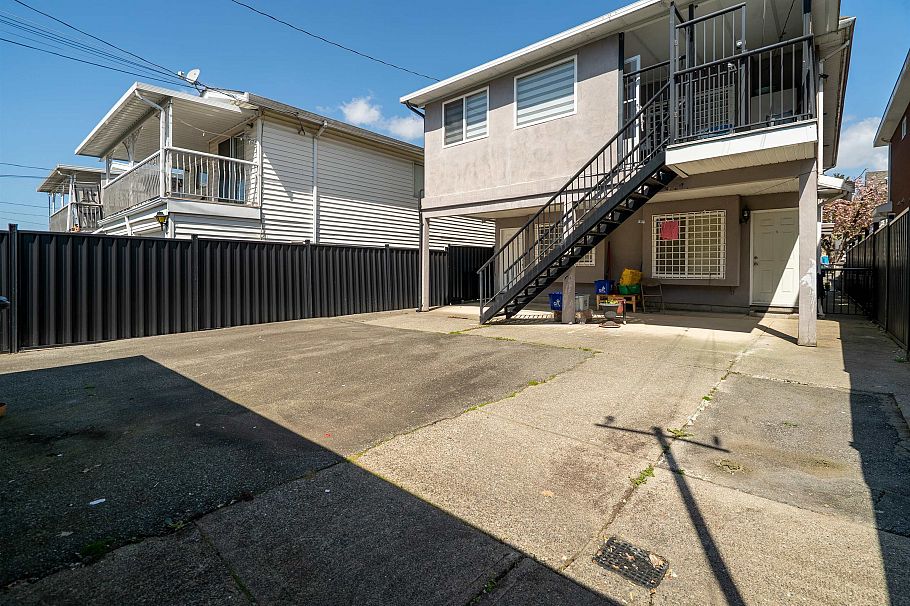 592 E 50th Avenue Vancouver, BC - 10