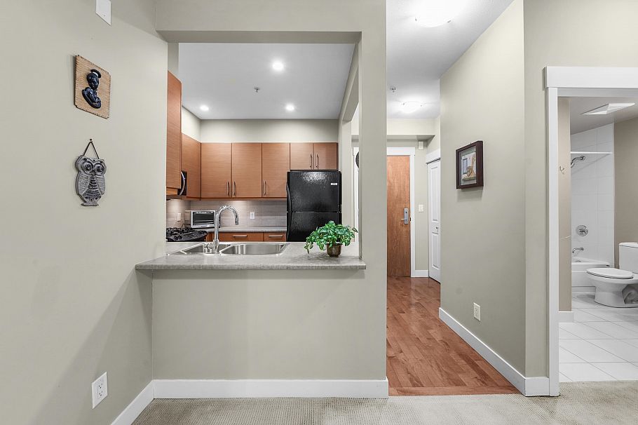 208 188 W 29 Street North Vancouver, BC - 16