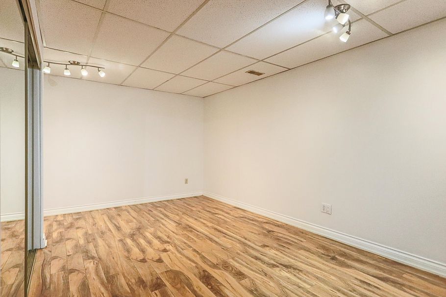 1352 E 16th Street North Vancouver, BC - 33