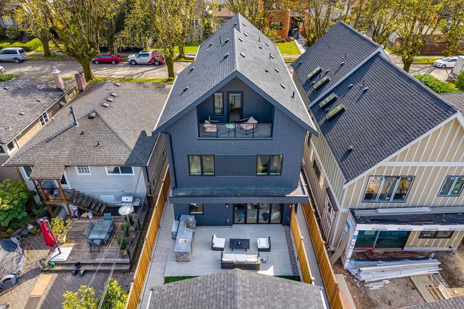 2 3345 W 13th Avenue Vancouver, BC - 2