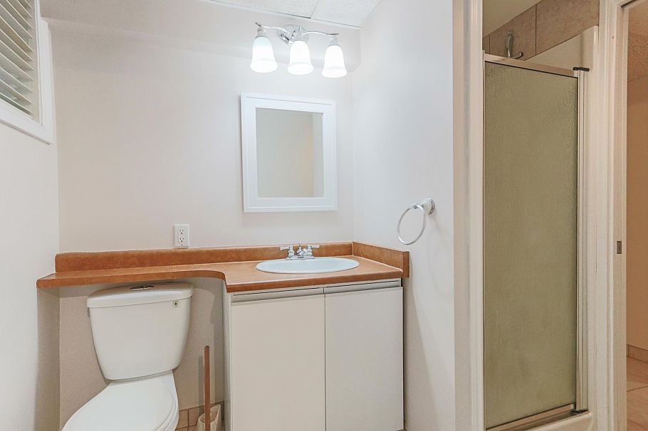1352 E 16th Street North Vancouver, BC - 35