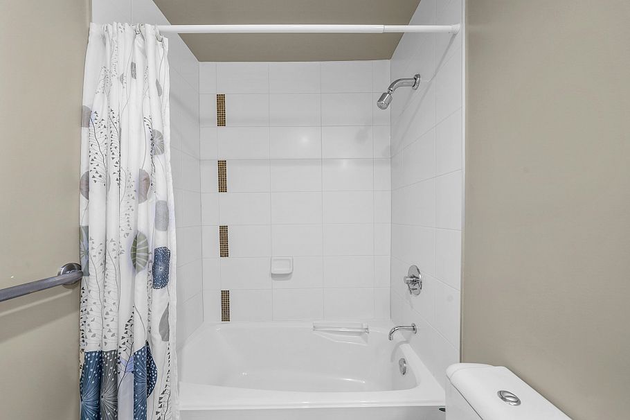 208 188 W 29 Street North Vancouver, BC - 26