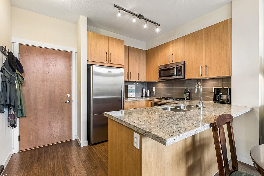 404 159 W 22nd Street North Vancouver, BC - 11