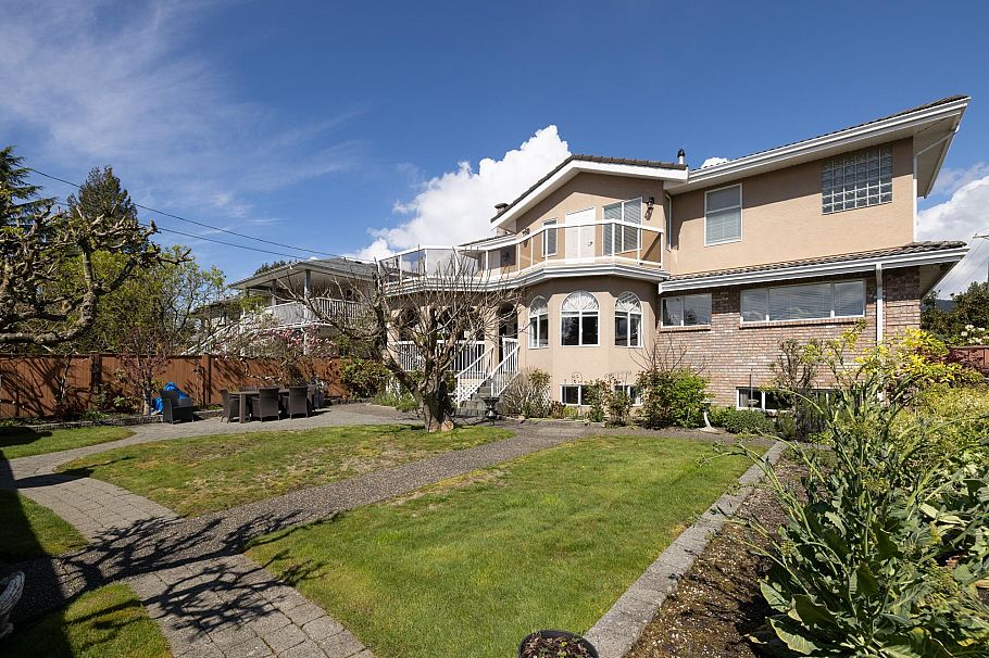 631 E 17th Street North Vancouver, BC - 17