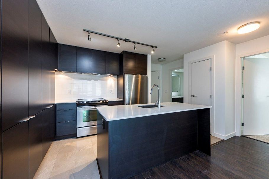 302 1677 Lloyd Avenue North Vancouver, BC - 2