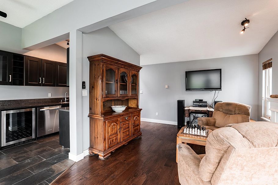 303 2615 Lonsdale Avenue North Vancouver, BC - 2