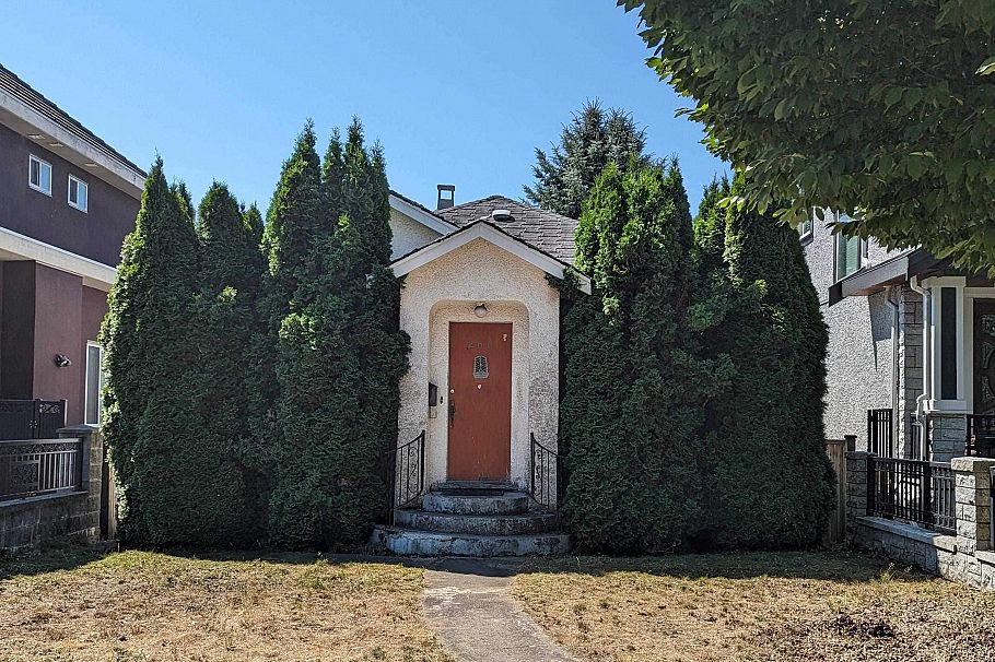 266 E 49th Avenue Vancouver, BC - 1