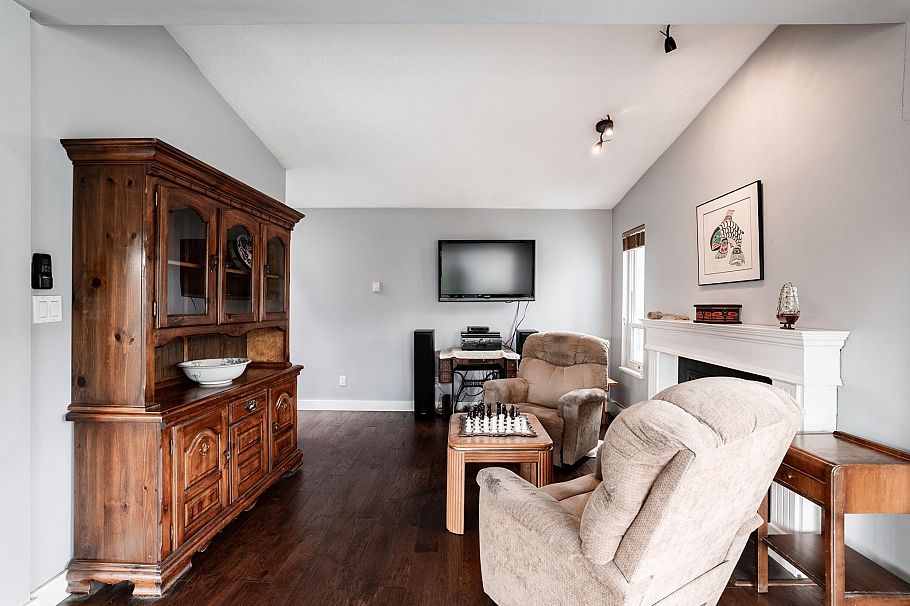 303 2615 Lonsdale Avenue North Vancouver, BC - 4