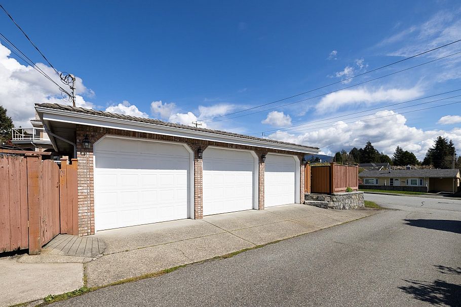 631 E 17th Street North Vancouver, BC - 37