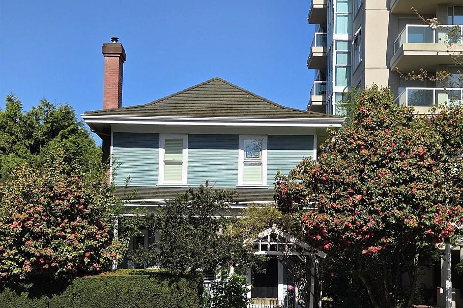 557 Lonsdale Avenue North Vancouver, BC - 1