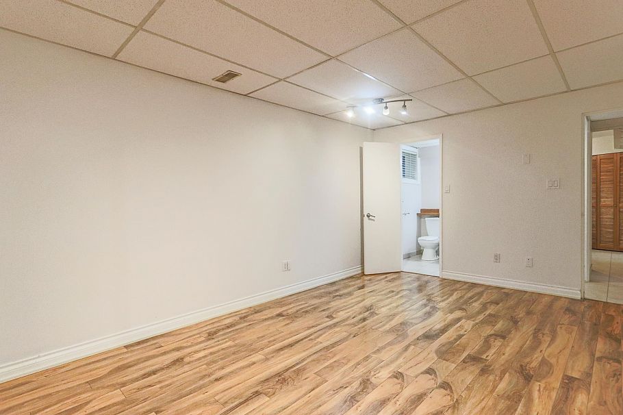 1352 E 16th Street North Vancouver, BC - 34