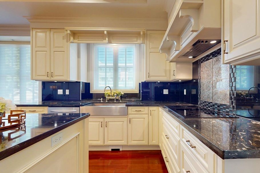 3749 W 11th Avenue Vancouver, BC - 9