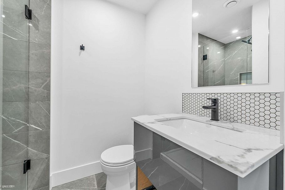 108 2085 E 1 Avenue Vancouver, BC - 26