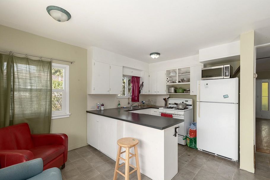 2002 E 13th Avenue Vancouver, BC - 17