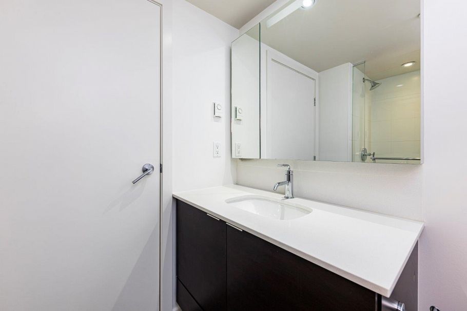 302 1677 Lloyd Avenue North Vancouver, BC - 16