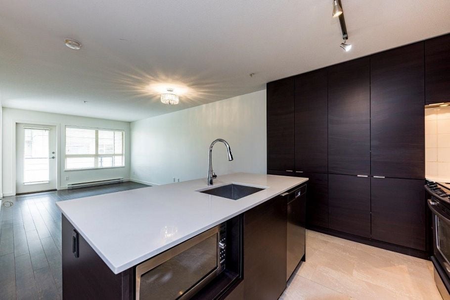 302 1677 Lloyd Avenue North Vancouver, BC - 1