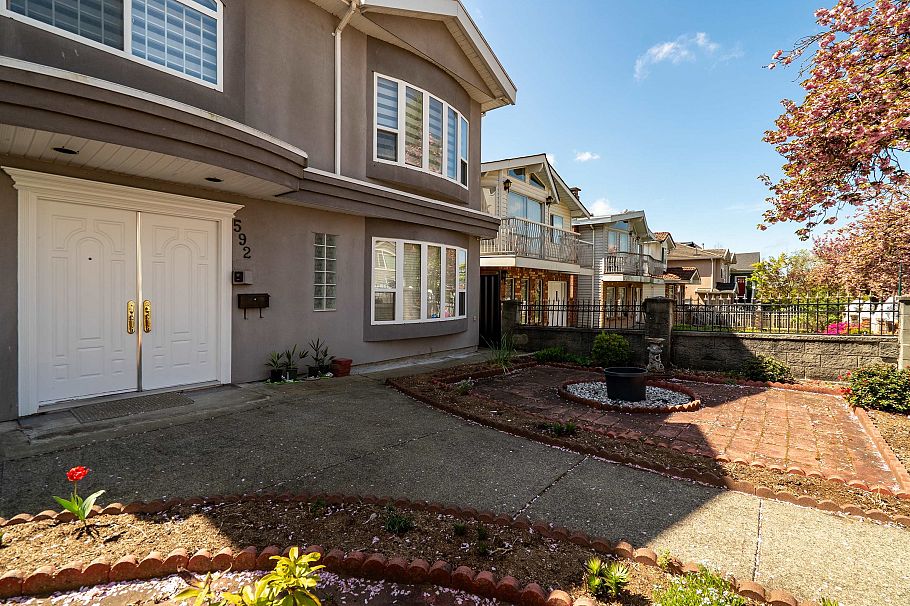 592 E 50th Avenue Vancouver, BC - 5