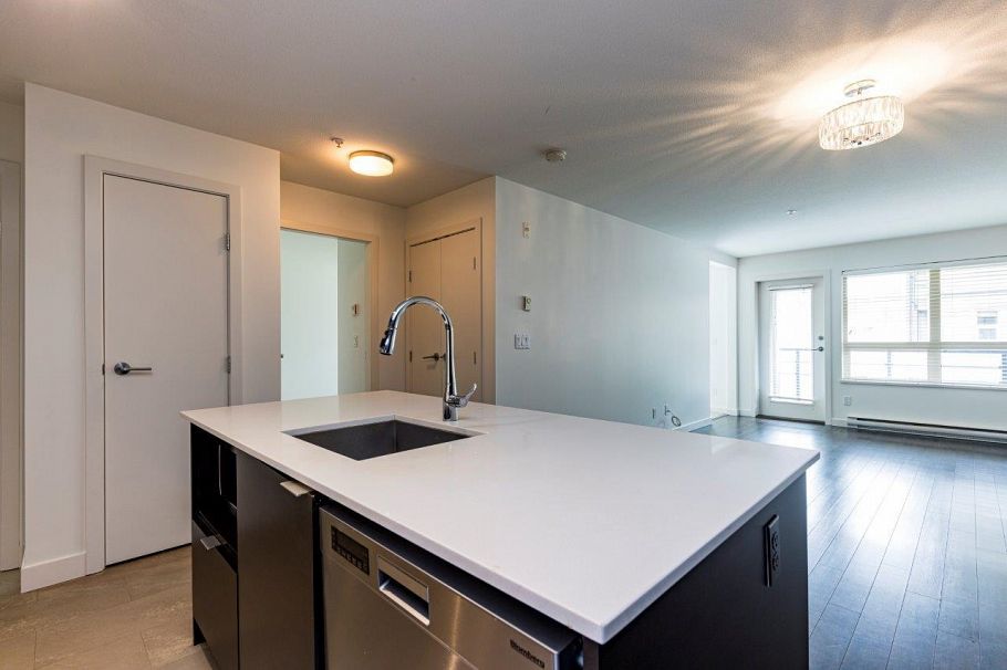 302 1677 Lloyd Avenue North Vancouver, BC - 3