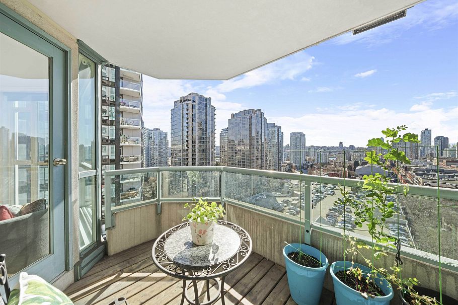 1201 888 Hamilton Street Vancouver, BC - 3