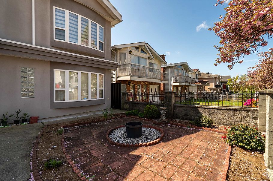 592 E 50th Avenue Vancouver, BC - 3