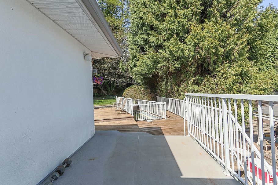1352 E 16th Street North Vancouver, BC - 22