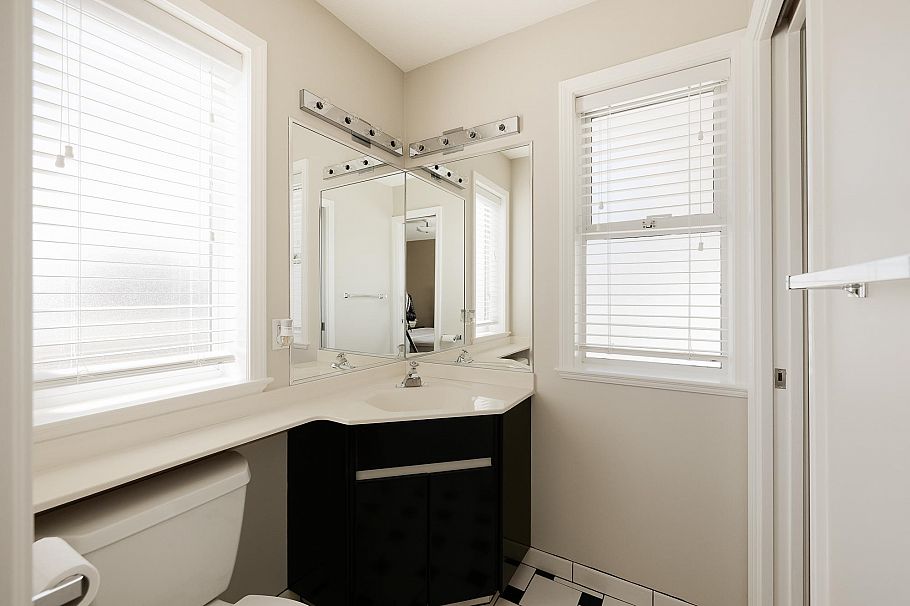 631 E 17th Street North Vancouver, BC - 33