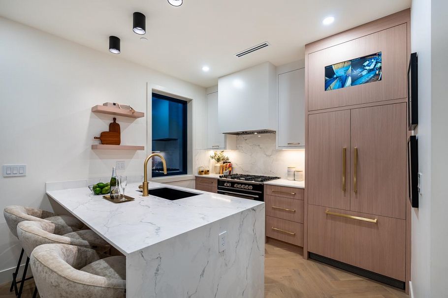 2 3345 W 13th Avenue Vancouver, BC - 9