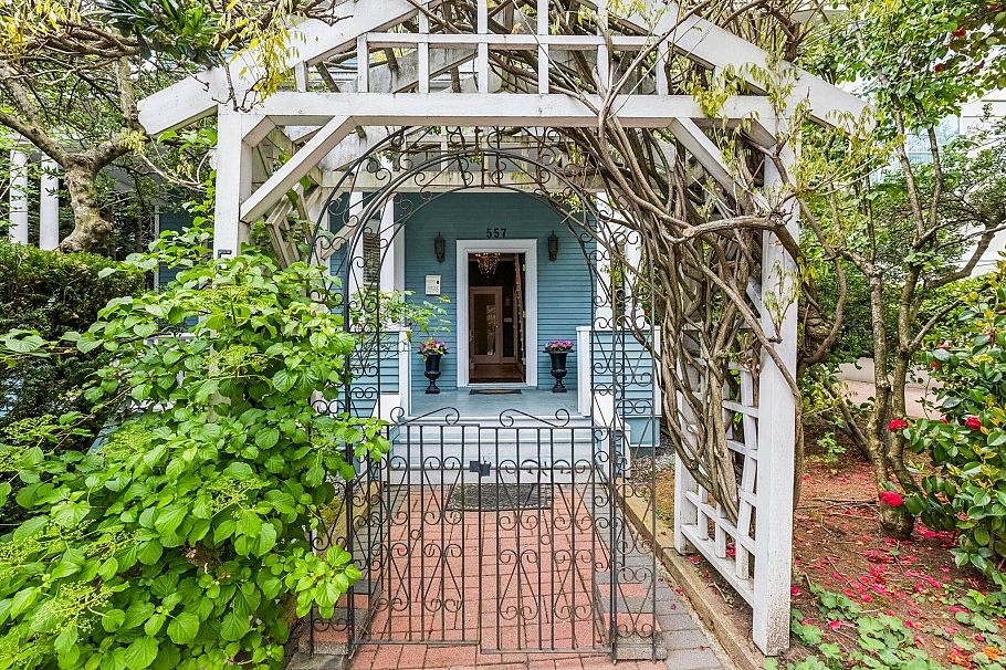 557 Lonsdale Avenue North Vancouver, BC - 2