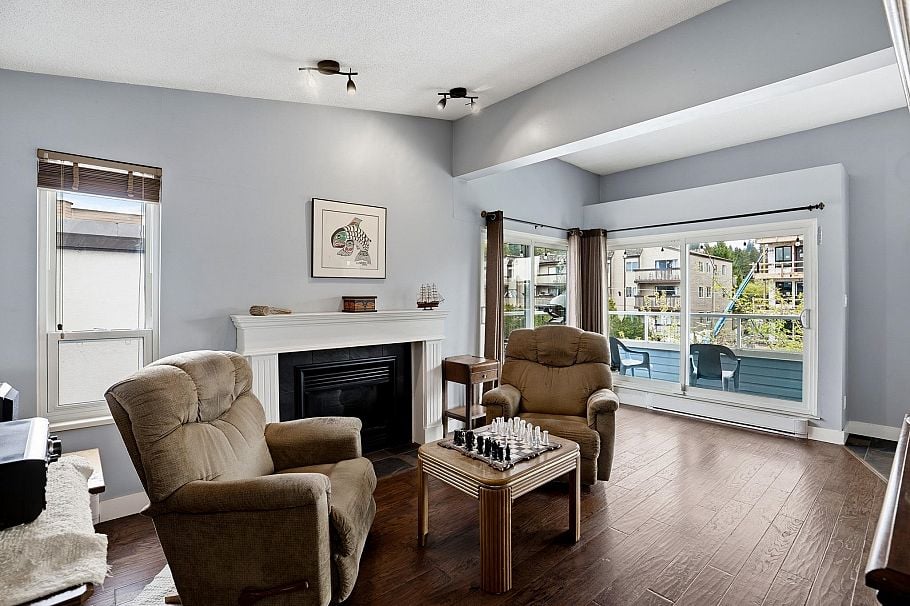 303 2615 Lonsdale Avenue North Vancouver, BC - 1