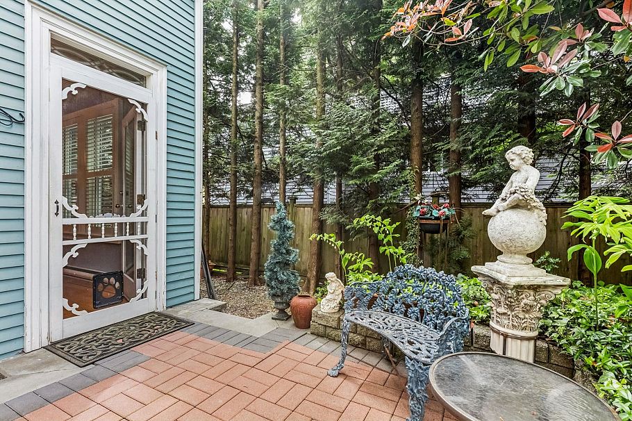 557 Lonsdale Avenue North Vancouver, BC - 24