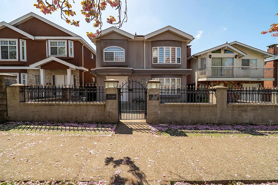 592 E 50th Avenue Vancouver, BC - 1
