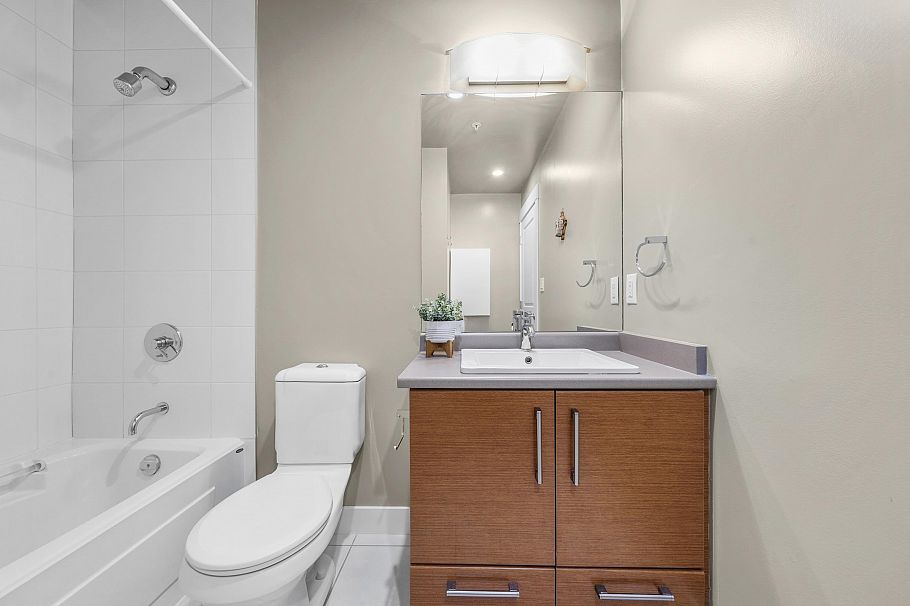 208 188 W 29 Street North Vancouver, BC - 25