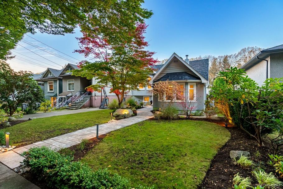 855 E 22nd Avenue Vancouver, BC - 38