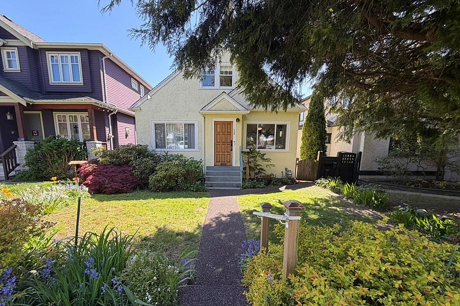 134 W 40th Avenue Vancouver, BC - 1