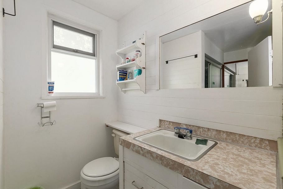 2002 E 13th Avenue Vancouver, BC - 13