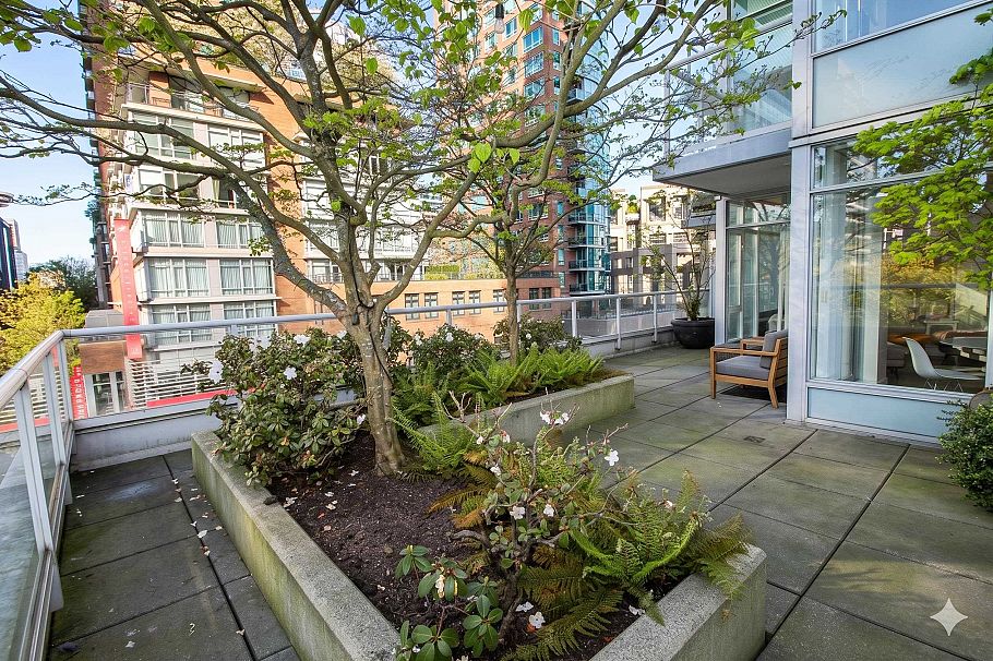 402 480 Robson Street Vancouver, BC - 4
