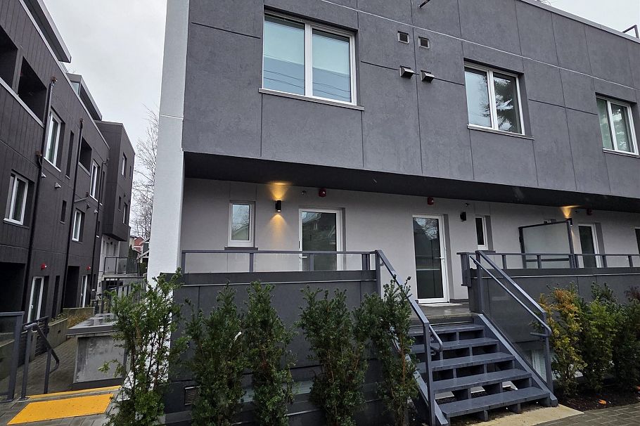 202 2075 E 1st Avenue Vancouver, BC - 4