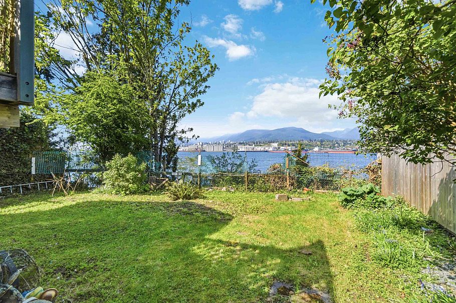 2497 Wall Street Vancouver, BC - 2