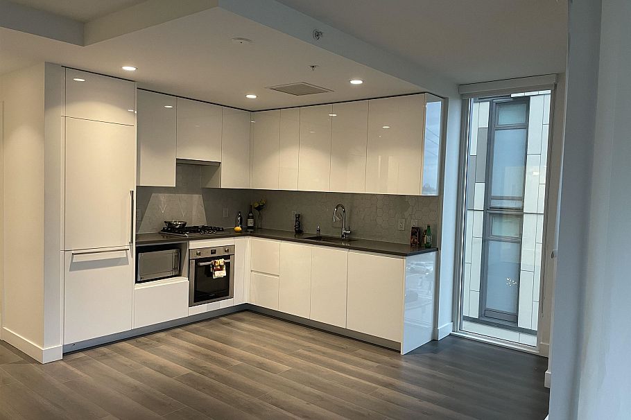 210 8138 Fraser Street Vancouver, BC - 1