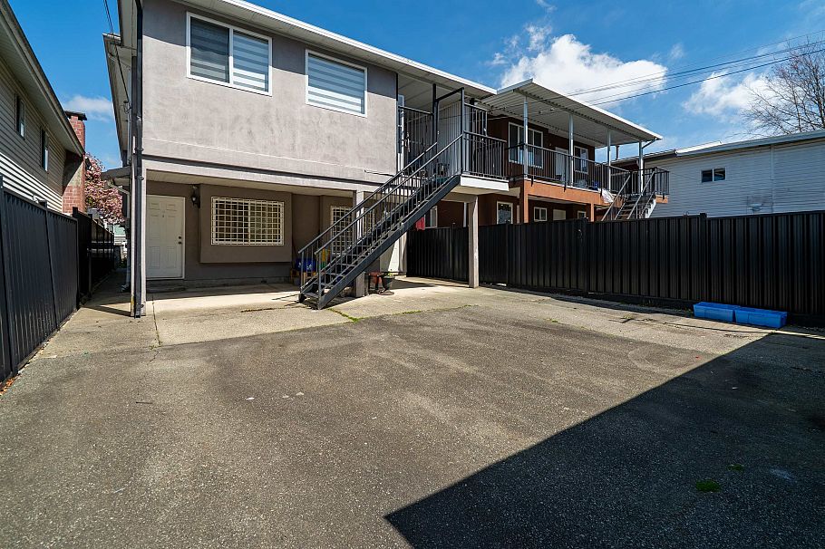 592 E 50th Avenue Vancouver, BC - 12