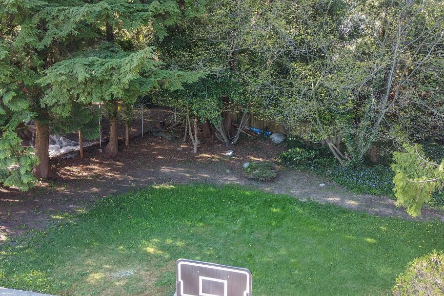 1352 E 16th Street North Vancouver, BC - 6