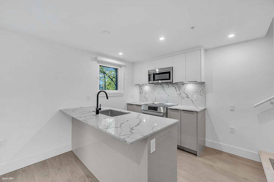 108 2085 E 1 Avenue Vancouver, BC - 10