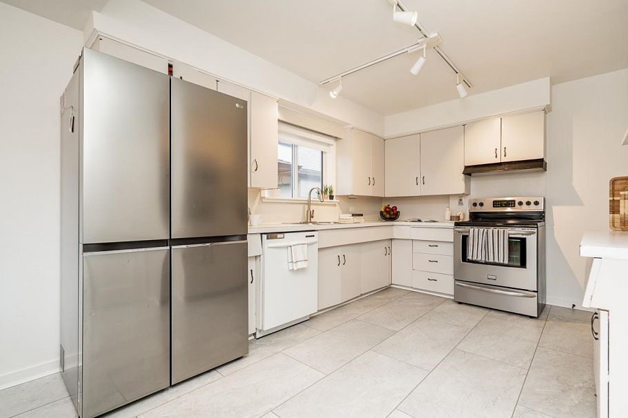 134 W 40th Avenue Vancouver, BC - 9