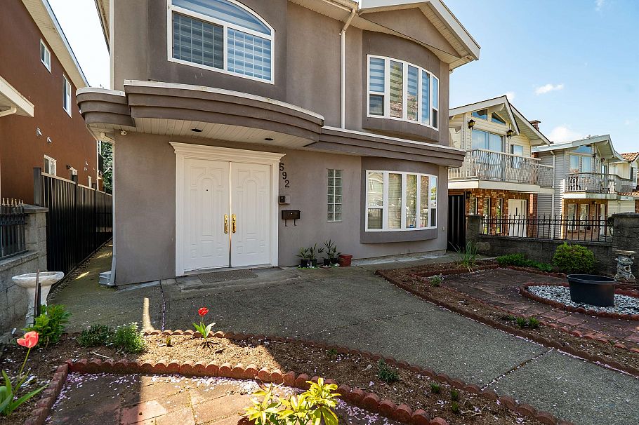 592 E 50th Avenue Vancouver, BC - 6