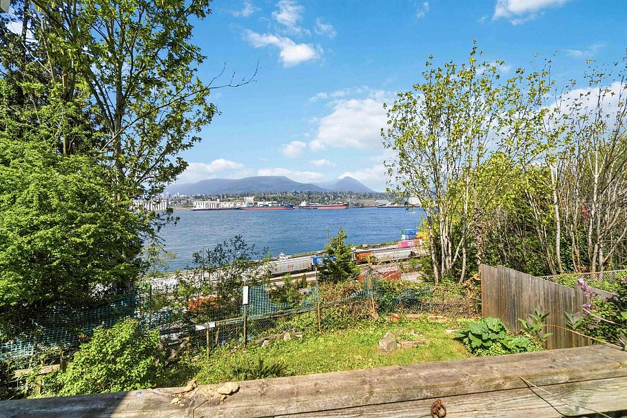 2497 Wall Street Vancouver, BC - 3