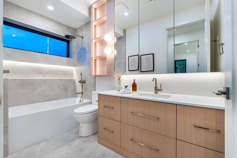 2 3345 W 13th Avenue Vancouver, BC - 13